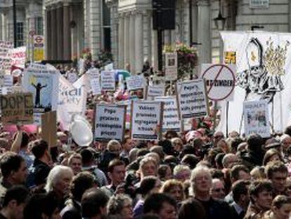 Miles de personas participan en una marcha de protesta contra la visita de Estado del papa Benedicto XVI al Reino Unido, en Londres, en 2010.