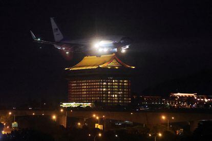 El avión que transportó a la delegación de Estados Unidos que visita Taiwán, durante su llegada al país.