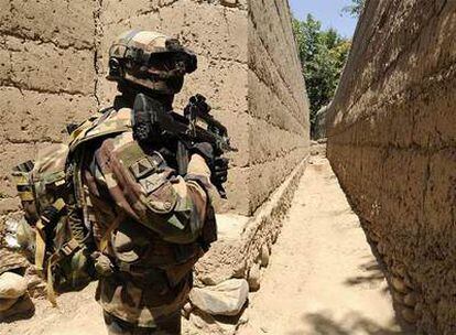 Un soldado francés inspecciona una calle de la ciudad de Shah Maraim.