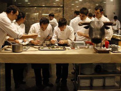 Imagen de j&oacute;venes chefs durante su entrenamiento en elBulli incluida en el libro &#039;Los aprendices de hechicero&#039;, de Lisa Abend. 