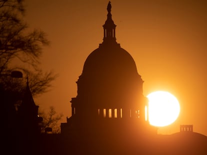 El Sol se eleva sobre el Capitolio de Estados Unidos antes del segundo 'impeachment' a Donald Trump, el lunes.