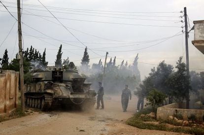 Soldados sirios toman la villa de Dumayna Occidental, a siete kil&oacute;metros de Qusair. 
