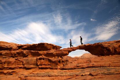 El país promociona este año el Jordan Trail, una ruta de 650 kilómetros que se completa en entre 36 y 42 días, y que atraviesa los paisajes del valle del Rift, entre cañones espectaculares, el punto más bajo del planeta (Mar Muerto) y castillos de la época de las cruzadas. Se trata de una forma sostenible de disfrutar de las principales atracciones turísticas. A este estreno –completado por un renovado Jordan Pass y otra novedad, el <a href="https://jordanbiketrail.com" target="_blank">Bike Trail</a>–, se unen nuevos safaris fotográficos por el desierto en la reserva de Shaumari y rutas alternativas por la desértica Badía, una desconocida región que ocupa el 80% del país. Y, por supuesto, experiencias tan irrenunciables como ver el amanecer en el cañón de la antigua Petra, acampar con beduinos en el Wadi Rum o visitar la ciudad de los mosaicos, Madaba.