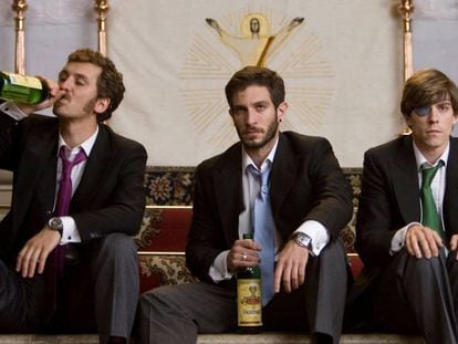 Raúl Arévalo, Quim Gutiérrez y Adrián Lastra en 'Primos' (2011), una película en la que unos cuantos adultos deciden refugiarse en su adolescencia.