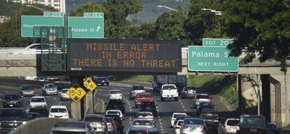 Un cartel en una autopista en Honolulu, Hawái, advierte de que la alerta sobre ataque con misiles era falsa.