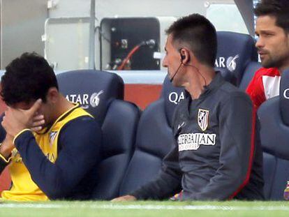 Diego Costa llora en el banquillo tras salir del campo por lesi&oacute;n.