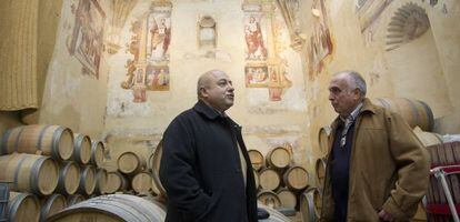 El empresario Francisco Retamero, en su bodega de Ronda, acompañado de José Luis Aguilera.