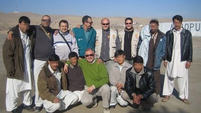 Rashid (a la derecha, agachado), en una imagen cedida con personal de la Agencia Española de Cooperación Internacional para el Desarrollo, en la provincia afgana de Badghis en 2008.