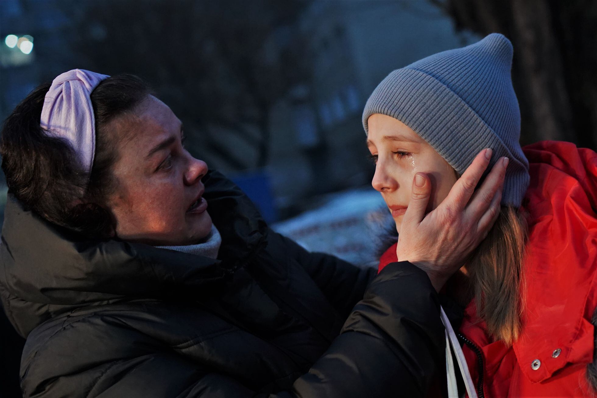 Oxana, militar ucrania de 42 años, en el momento de reencontrarse en Kiev con su hija Eva, de 11, tras regresar de Rusia el pasado 17 de diciembre.