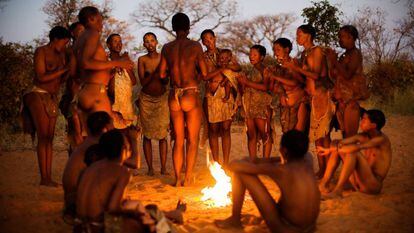 Una tribu Ju/’hoansi simula su estilo de vida para los turistas en el museo vivo de Grashoek, en Namibia.