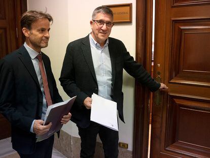 El portavoz parlamentario del PSOE, Patxi López (derecha), y el presidente del grupo de Unidas Podemos, Jaume Asens, el viernes en el registro del Congreso.