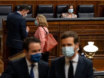 Pablo Casado y Teodoro García Egea de espaldas a Pedro Sánchez y Nadia Calviño, el pasado junio en el Congreso.