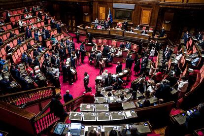 Las bancadas vacías del M5S en el Senado italiano, ayer, durante la moción de confianza.