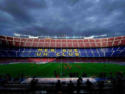Panorámica del Camp Nou, con el lema Mes que un club en la grada, durante un entrenamiento del Barça.