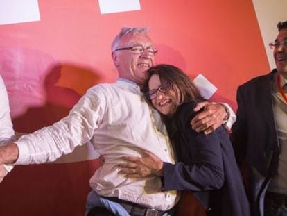 Mònica Oltra y Joan Ribó, de Compromís, celebran los buenos resultados conseguidos por la coalición.