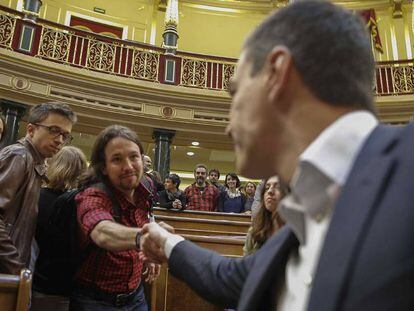 Pablo Iglesias saluda a Pedro Sánchez durante el último pleno del Congreso de esta legislatura.