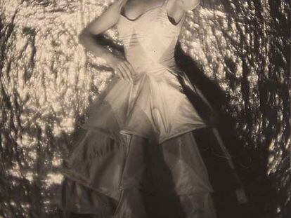 La Argentina, con traje bolero, en el papel de la Niña Bonita (1929), en foto de D&#39;Ora.