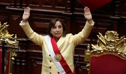 Tras una jornada de caos político, la abogada Dina Boluarte ha sido nombrada este miércoles como nueva presidenta de Perú. En la imagen, Boluarte saluda en la sede del Congreso en Lima.