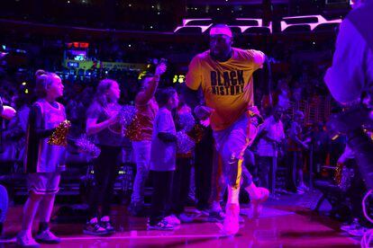 Los fanáticos en el estadio de Los Lakers, que anticipaban el momento en que se rompiera el récord, reciben a LeBron James. El récord que rompió hoy llevaba casi 39 años vigente: desde que el alero tenía 4 años, cuando se retiró Abdul-Jabbar, luego de 20 temporadas en la NBA.