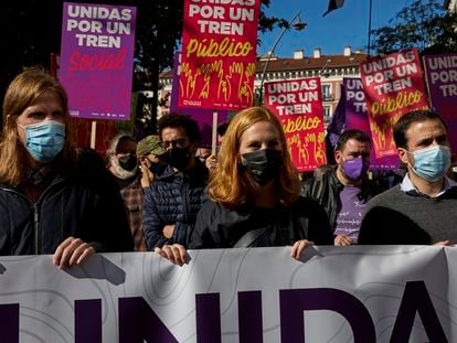 Pablo Fernández (izquierda), junto a la secretaria de Organización de Podemos, Lilith Verstrynge, y el ministro de Consumo, Alberto Garzón, en una manifestación que reivindica el ferrocarril, el pasado octubre en Madrid.