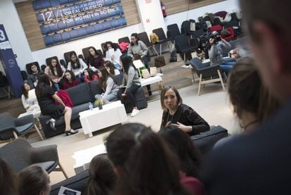 Encuentro entre científicas y niñas.