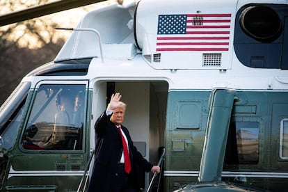 El ya expresidente estadounidense Donald Trump, se despide al abordar el helicóptero presidencial Marine One, junto a su esposa, Melania, antes de la ceremonia de investidura de Joe Biden en Washington. Trump ha roto con 150 años de tradición democrática al no asistir a la toma de posesión del demócrata. 