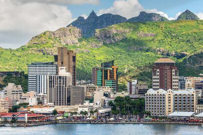 <p>En el continente africano, la capital de las Islas Mauricio es la <strong>ciudad con mejor calidad de vida</strong> —en el puesto 83º del <em>ranking</em> mundial— y la más segura (59ª), seguida por tres urbes sudafricanas Durban (88ª), Ciudad del Cabo (95ª) y Johannesburgo (96ª). La consultora estadounidense de Recursos Humanos <a href="https://mobilityexchange.mercer.com/Insights/quality-of-living-rankings" rel="nofollow" target="_blank">Mercer</a>, autora del <em>ranking</em> anual de calidad de vida que viene publicando durante 21ª ediciones, resume por correo electrónico así sus debilidades y fortalezas para ICON Design: "Presenta estabilidad política y social y un sólido entorno económico. Debería mejorar en servicios hospitalarios y, aunque los niveles de polución son bajos, la gran cantidad de mosquitos dificulta la vida. También debería mejorar las instalaciones educativas y el aeropuerto".</p> <p>Con motivo de la iniciativa Smart City Mauricius, puesta en marcha por el Gobierno del archipiélago en 2014, varias facultades de Arquitectura, Sostenibilidad y Urbanismo de Australia e Islas Mauricio se unieron para desarrollar un estudio de campo en la capital que concluyó que <a href="https://www.mdpi.com/2624-6511/1/1/7/htm" rel="nofollow" target="_blank">el 35% del área urbana está ocupada por edificios de interés cultural o histórico</a>, pero señalaba también la falta de espacios verdes (1%).</p>