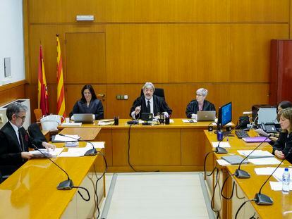 El abogado de Dani Alves, Cristobal Martell, a la izquierda, en la Audiencia de Barcelona.