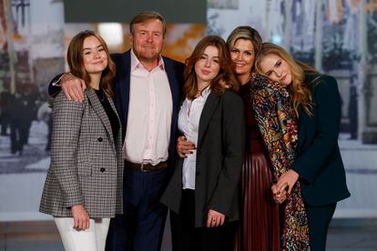 Los reyes de los Países Bajos, Guillermo Alejandro y Máxima, posan con sus tres hijas, Ariana, Alexia y Amalia (de izquierda a derecha) en Ámsterdam, el 4 de noviembre de 2022.