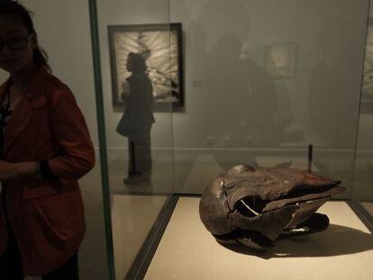 Exposición 'De Picasso a Barceló. Escultura española del siglo XX’ en el Museo Nacional de Arte de China, en Pekín. Una visitante pasa junto a la obra ‘Cabeza de pájaro’ (1985), de Jaume Plensa.