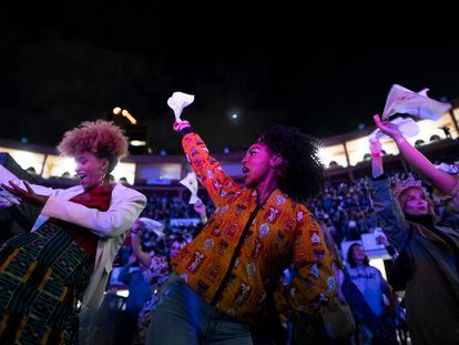 Asistentes celebran el Festival de Música del Pacífico Petronio Álvarez, en la Plaza Cultural La Santamaría, en Bogotá, el 22 de Julio del 2023.