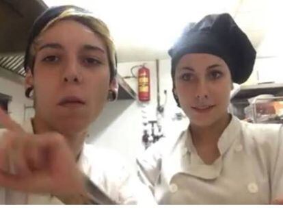 Imagen del vídeo que colgaron en Facebook dos de las trabajadoras afectadas por los impagos de un restaurante de Tommy Mel's en Alcalá de Henares