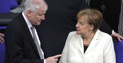 El ministro de Interior, Horst Seehofer, junto a Angela Merkel, el miércoles durante la investidura de la canciller en el Parlamento alemán.