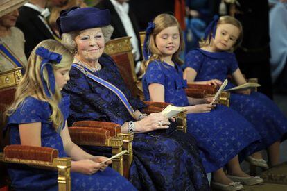 La princesa Beatriz de holanda junto a sus nietas.