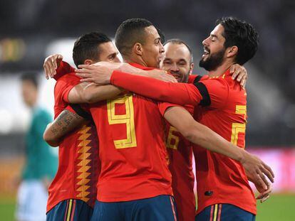 Rodrigo, con el '9', celebra su gol contra Alemania junto a Koke, Iniesta e Isco.