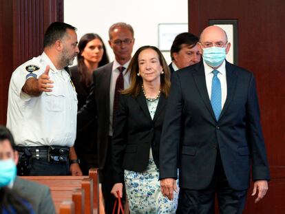 Allen Weisselberg (a la derecha), exdirector financiero de la Organización Trump, este jueves a su llegada al tribunal de Manhattan.