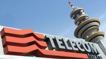 El logo de Telecom Italia en la sede de la compa&ntilde;&iacute;a.