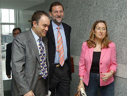 Mariano Rajoy, flanqueado por la diputada Ana Pastor y Xosé Crespo, alcalde de Lalín, ayer en Santiago.