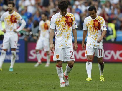 Jugadores de Espa&ntilde;a tras la derrota ante Italia.