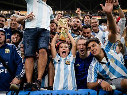 Aficionados argentinos celebran durante el Mundial de Qatar 2022.