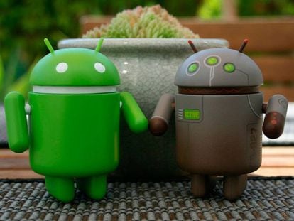 Dos robots Android