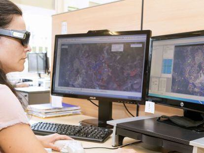 Una empleada de Seresco utilizando la tecnología de cartografía y catastro de la empresa.