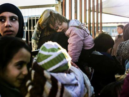 Mujeres sirias, en el paso turco de Cilvegozu.  