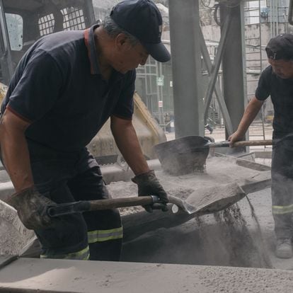Trabajadores en una fabrica de asfalto en Ciudad de México, en mayo de 2023.