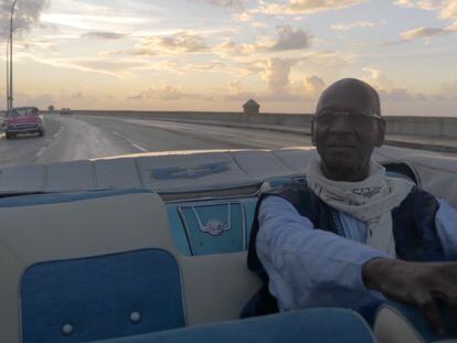 El músico maliense Boncana Maïga, en el Malecón (La Habana), en una imagen del documental 'África mía'. ÉDOUARD SALIER