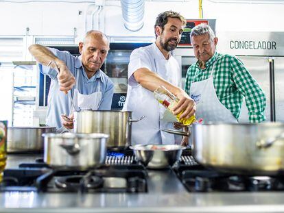 Programa municipal Mayorchef en Leganés, en el centro de formación 1º de Mayo. El chef Carlos Sáez explica un plato a Basilio (80 años) y Emilio (74 años).