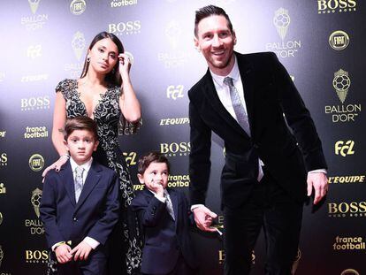Lionel Messi y Antonella Roccuzzo junto a sus hijos Thiago y Mateo a su llegada a la gala del Balón de Oro.