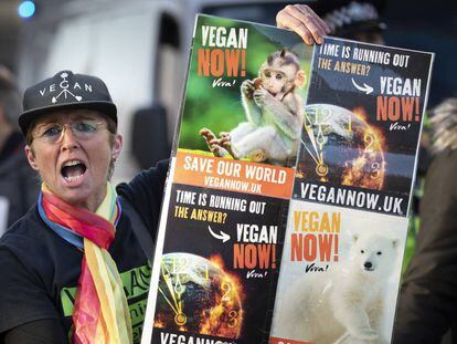 Un cartel a favor del veganismo, en una manifestación de Fridays for Future en Leeds (Reino Unido).
