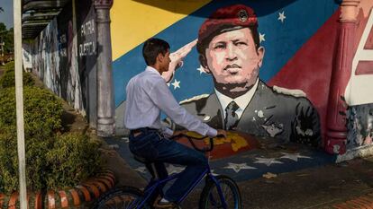 Un joven transita con su bicileta por el Estado de Barinas, en Venezuela.