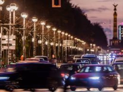 Coches circulando en una calle de Berlín.